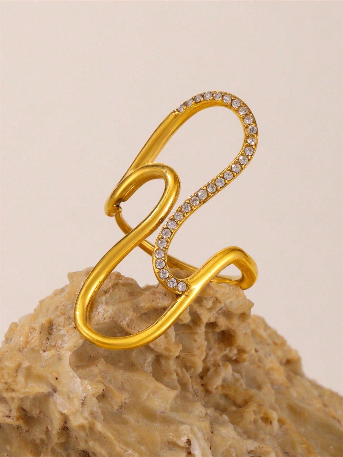 

1 Fashion Niche High-end Exaggerated Stainless Steel 18K Gold Plated S-Wire Diamonds Open End Women s Ring золотий