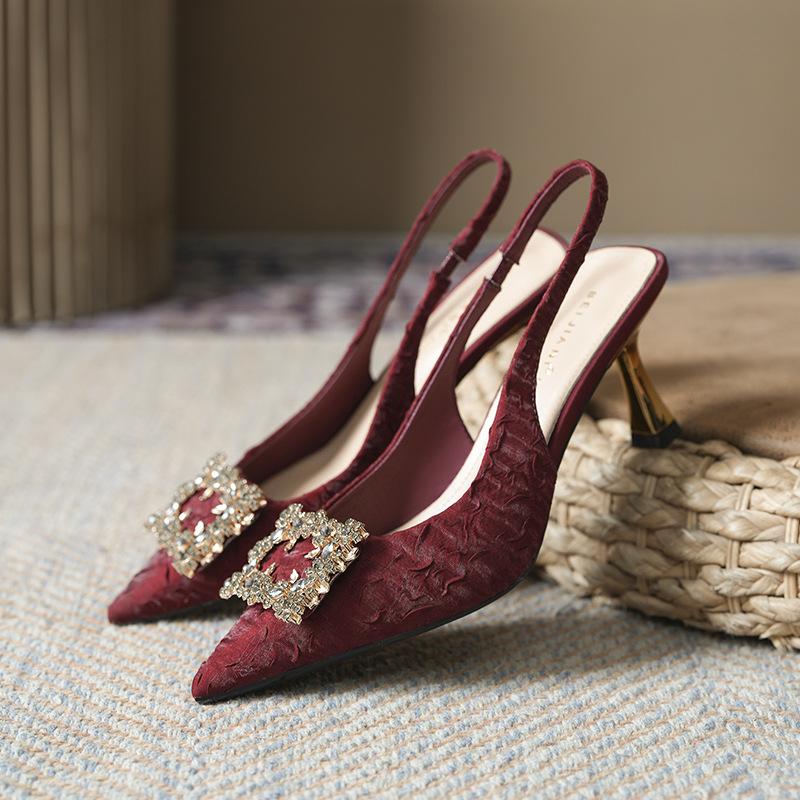 Scarpe singole con tacco alto a punta con fibbia quadrata plissettata in raso per donna con borsa con temperamento sandali