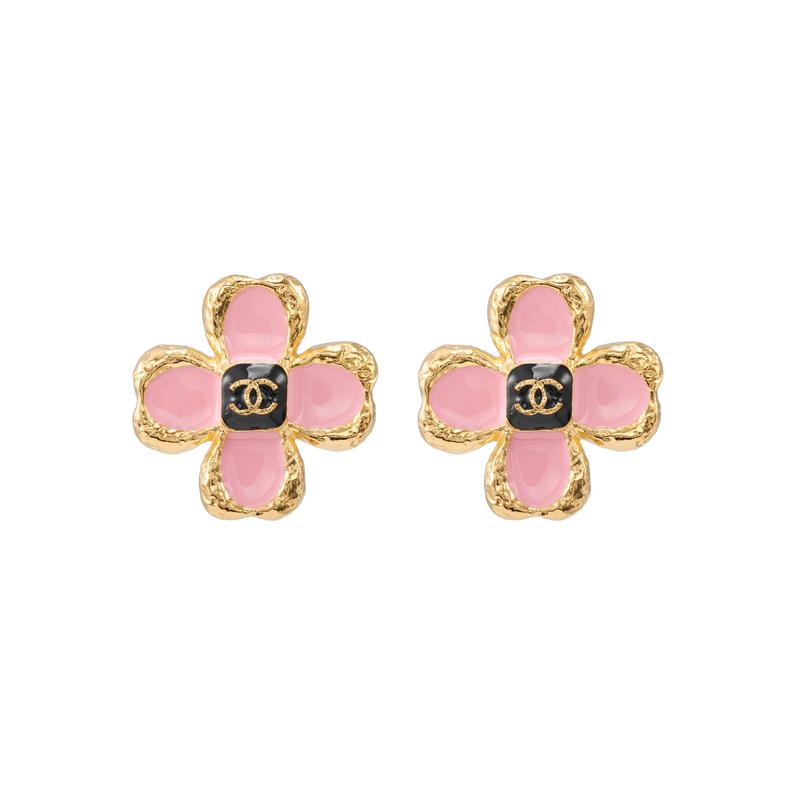 

CHANEL [23K new products] Classic Double C Pink Flower Metal Metal Stud Earrings Women s Pink рожевий