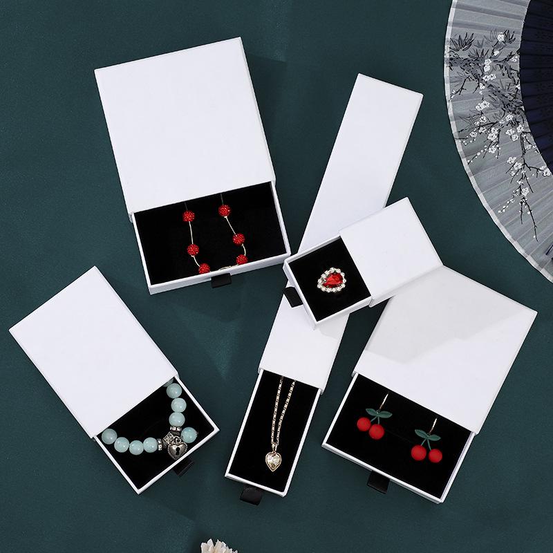 Schwarze Schmuckschatulle für Ringe, Halsketten, Ohrringe, Anhänger und Armbänder - Elegante Geschenkverpackung