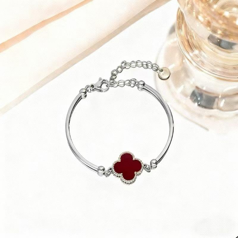 Bracelet with a light luxury and high-end feel, lucky clover bracelet that does not fade, women's simple and fashionable jewelry