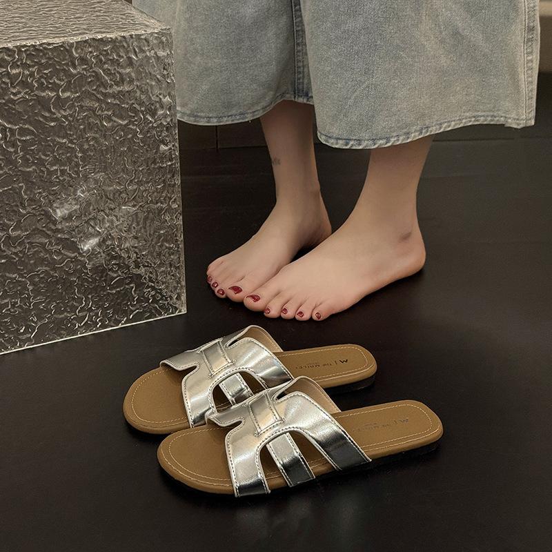 

Ретро маленькие ароматные шлепанцы на плоской подошве для женщин на лето, элегантные шлепанцы с открытым носком и перфорацией на одном ремешке для отпуска, пляжные прохладные шлепанцы для женщин 35 серебряный