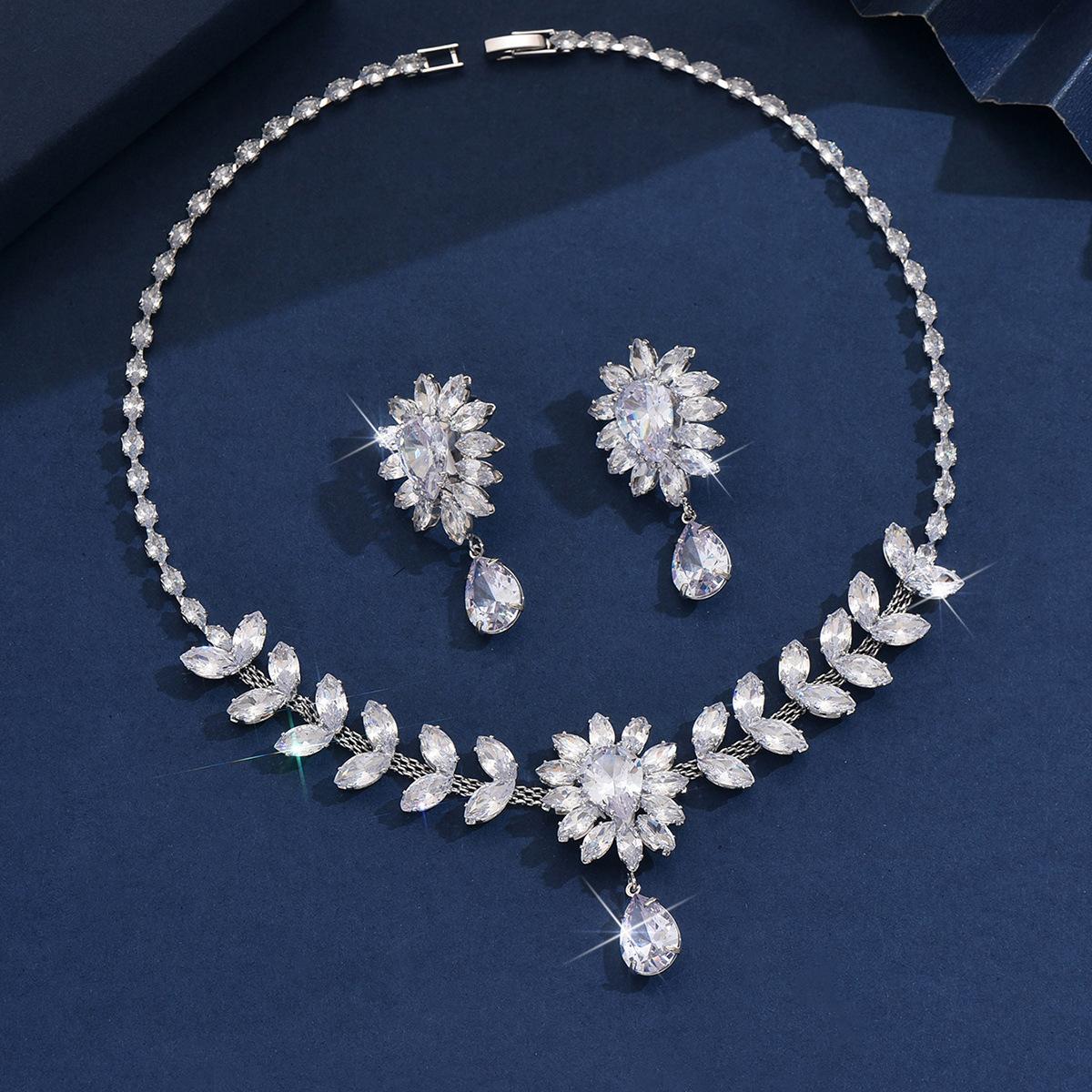 2026 Jewelry Necklace Earrings Set Women s Zircon Claw Chain Fashion Light Luxury Premium Clavicle Chain Jewelry 45CM