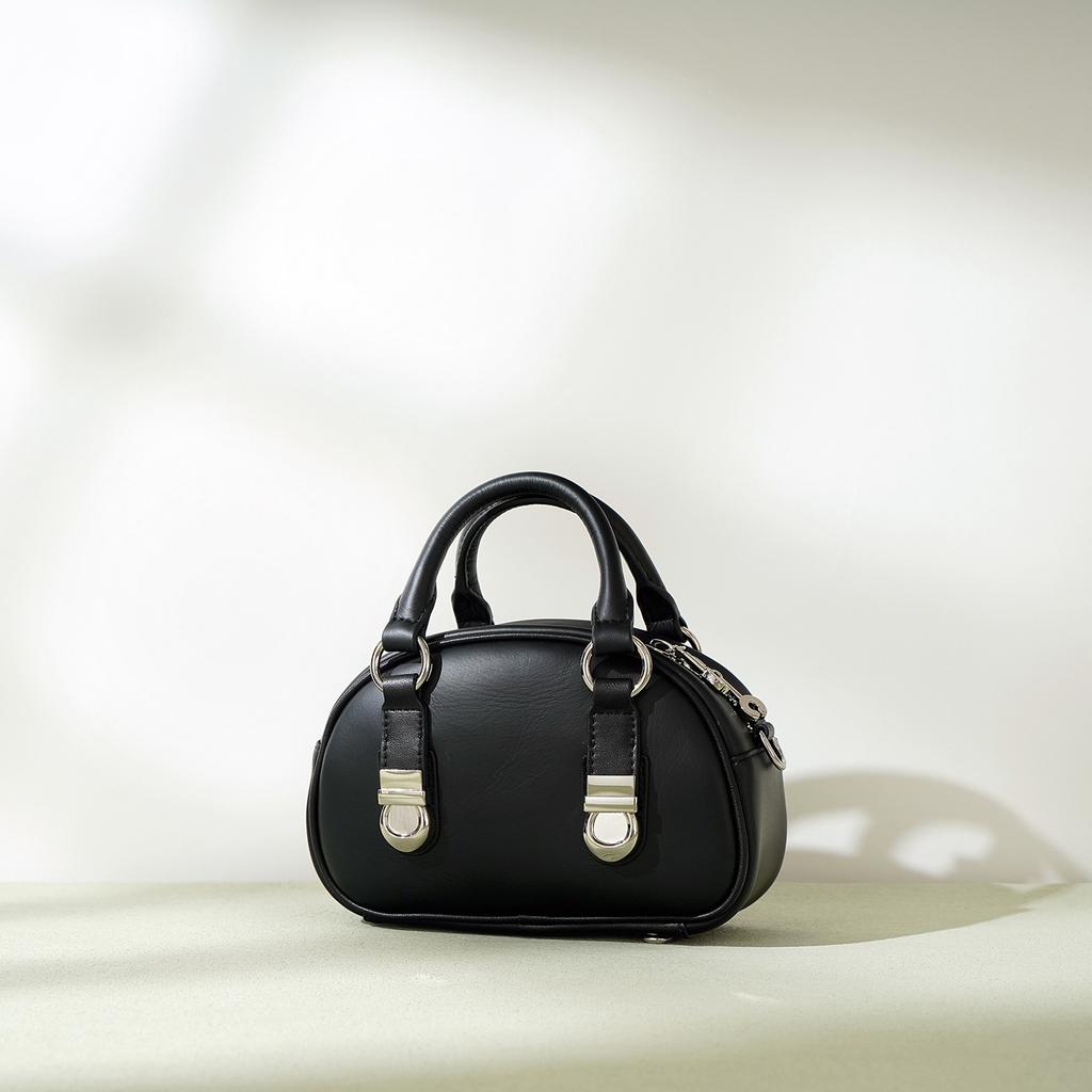The Leather Steamed Bun Bag with A High-end Locking Bowling Bag and A Retro Single-shoulder Crossbody Mini Handbag