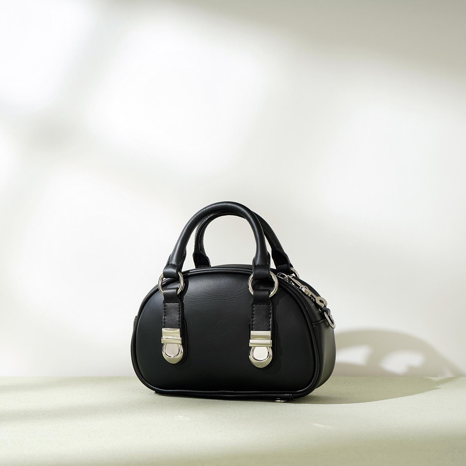 

The Leather Steamed Bun Bag with A High-end Locking Bowling Bag and A Retro Single-shoulder Crossbody Mini Handbag чёрный