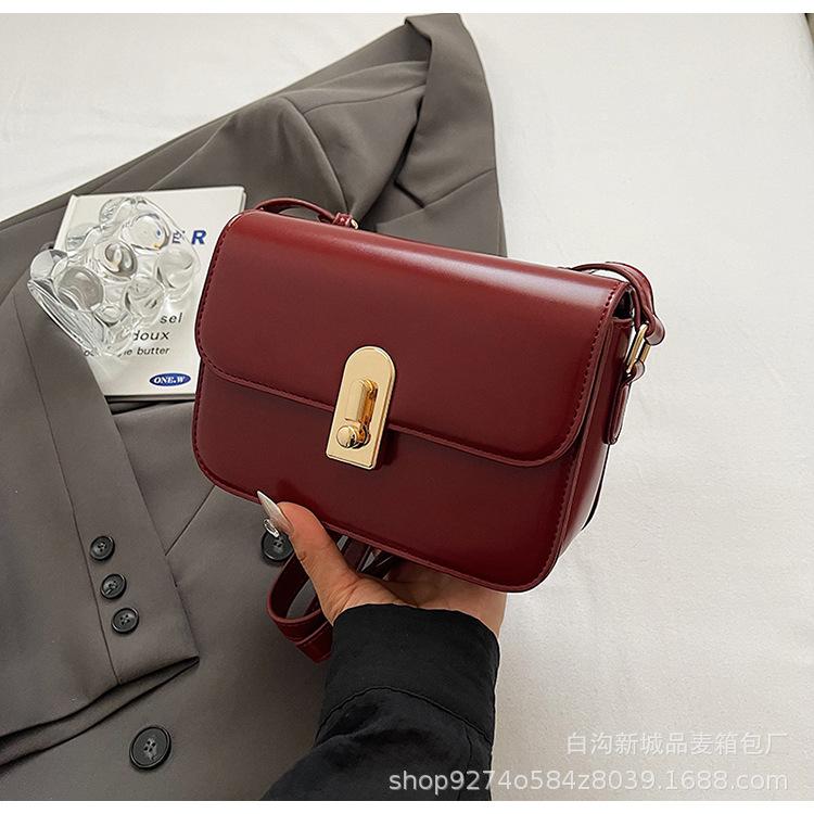 

Fashion small square bag women s 2025 new simple retro shoulder mobile phone bag niche design crossbody bag underarm bag красный