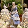 Europäische Luxus-Wohnkultur Hochzeitsgeschenk, Elegante viktorianische Mädchenstatue Handbemalt Goldrand Keramikpuppe Schreibtischornament