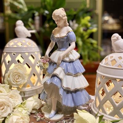 European Luxury Home Decor Wedding Gift,Elegant Victorian Girl Statue Hand Painted Gold Trim Ceramic Doll Desktop Ornament