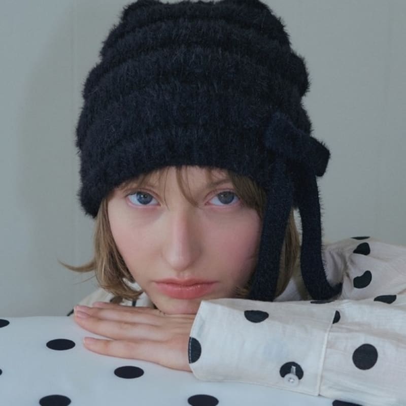 

poesiedame МЯГКАЯ ШАПКА БИННИ ЧЕРНОГО ЦВЕТА BLACK