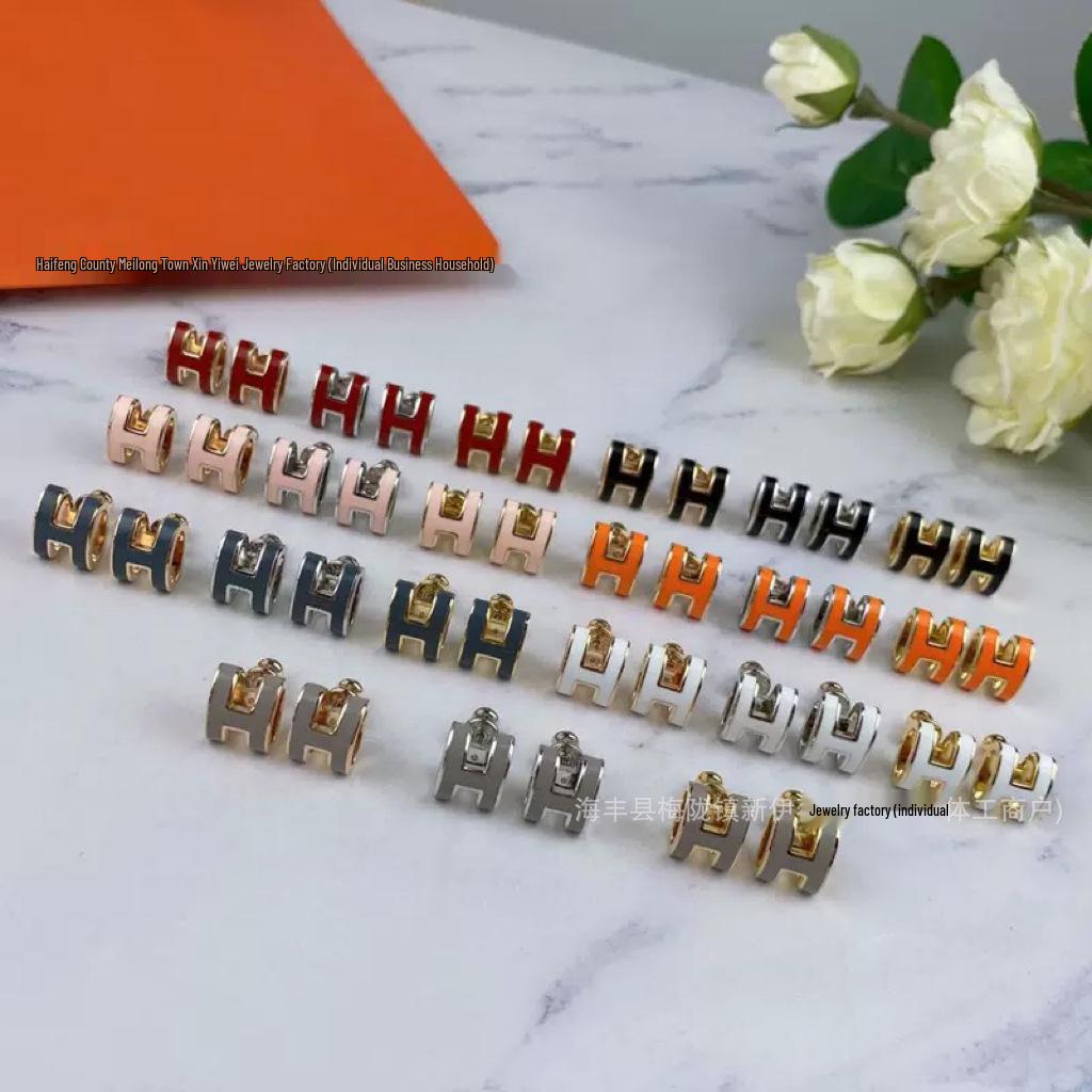 Goldene H-Buchstaben Emaille Ohrstecker, 18k dick vergoldet, Farbe Weißer Milchtee, Damenmodeschmuck.