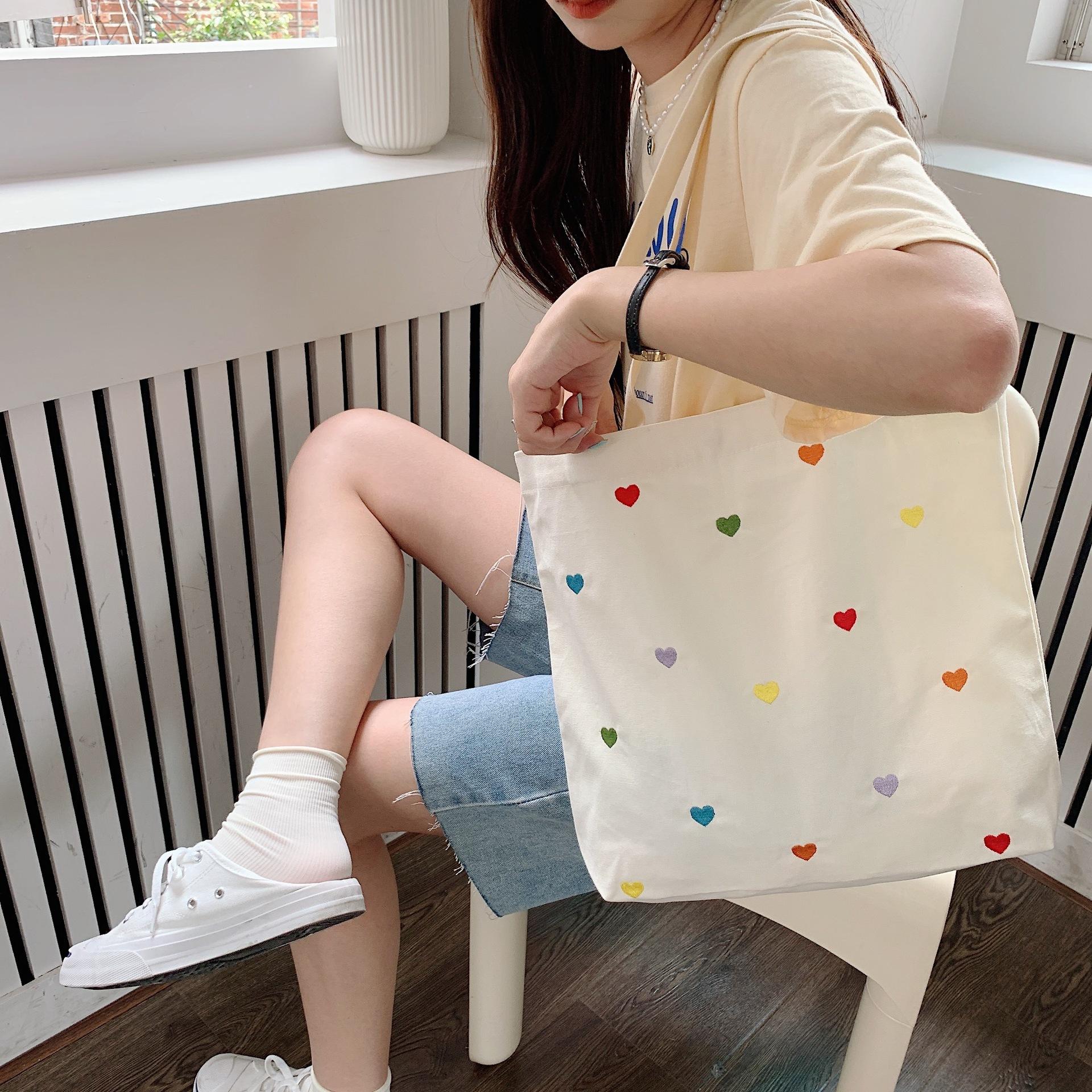 Женская литературная маленькая холщовая сумка с сердечным принтом шикарная простая сумка-тоут OneSize бежевый 980₽