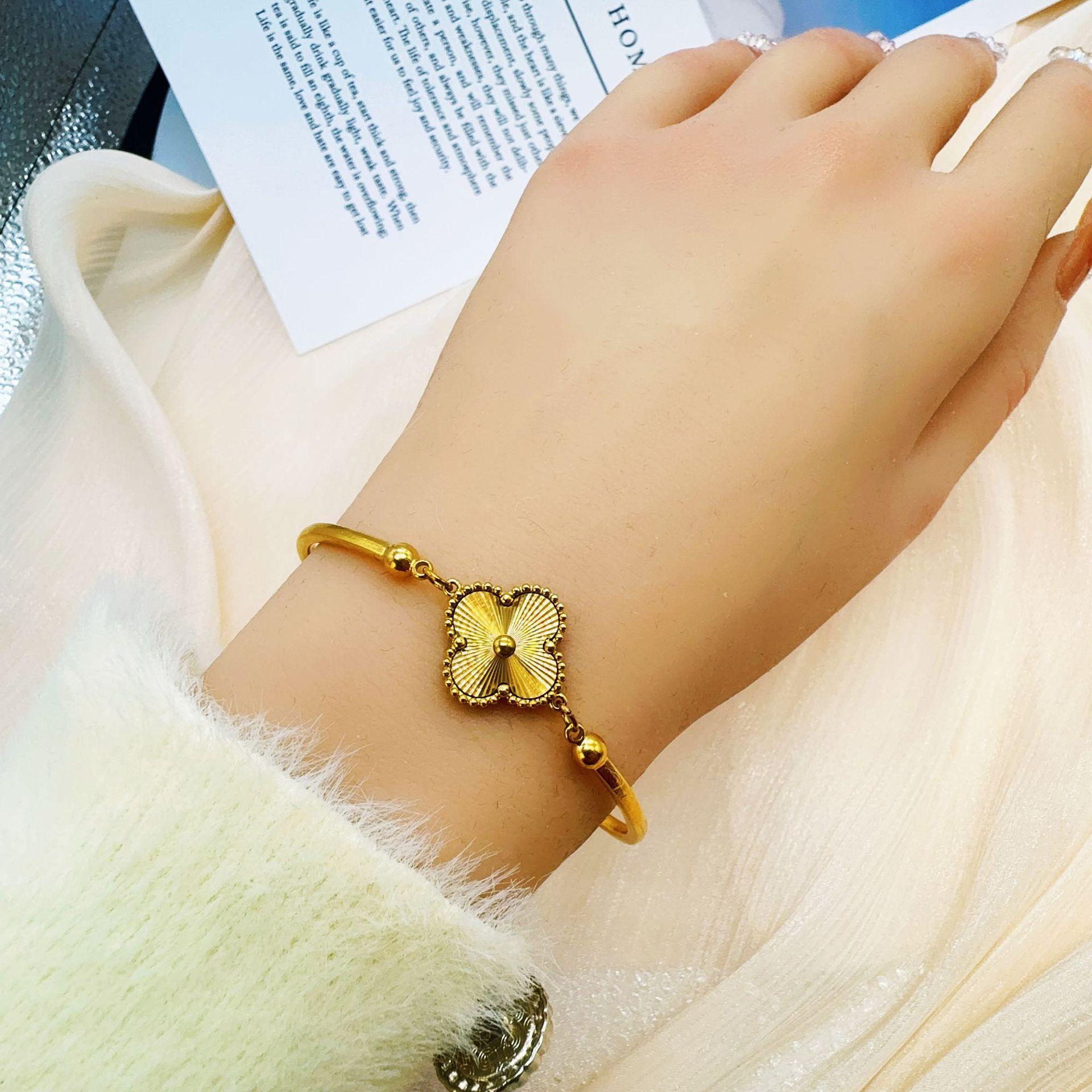 

High Version 15mm Lucky Titanium Steel Four-Leaf Clover Bracelet For Women Without Color Loss Fresh And Cute Bracelet золотой