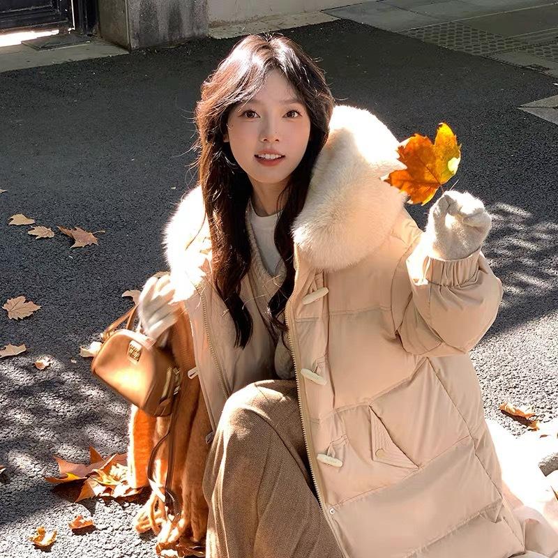 

Пуховик Pinghu женский зима 2025 новый высококлассный милый пух белой утки роговая застежка утолщенное теплое длинное пальто S