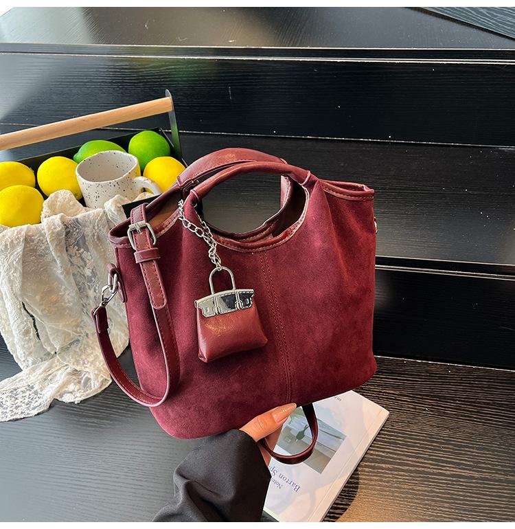 Retro suede portable bucket bag women's 2025 new fashion high-end sense child and mother bag commuter shoulder messenger bag