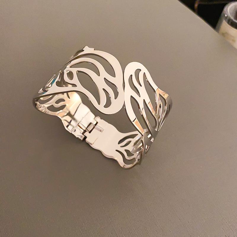 European and American Metal Flower Bracelet Exaggerated Niche High-end Bracelet Arm Ring Design Temperament Jewelry