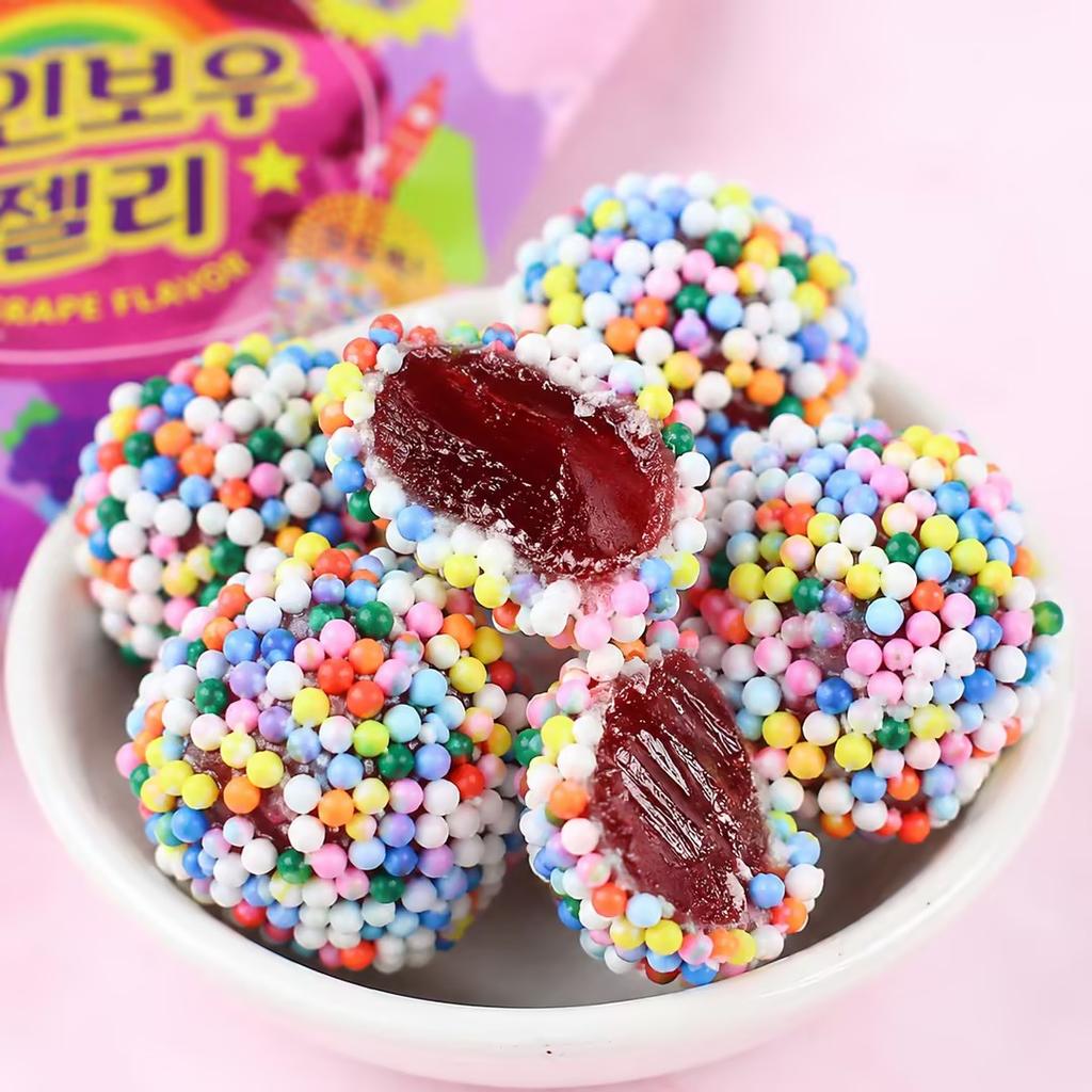 Gominolas SEOJU Sabor Uva Arcoíris 46g | Recubrimiento Crujiente de Virutas Arcoíris, Núcleo de Gominola de Uva Elástico, Textura Única en Capas