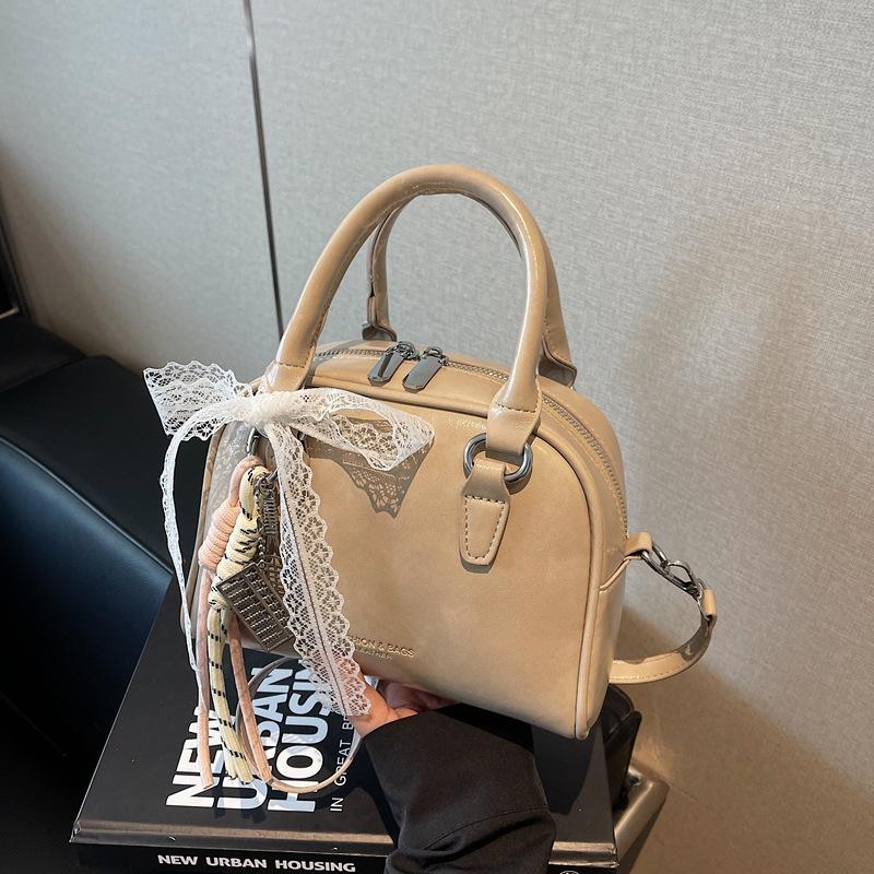 High-end niche bag women's new spring and summer fashion versatile messenger bag casual portable pillow bag