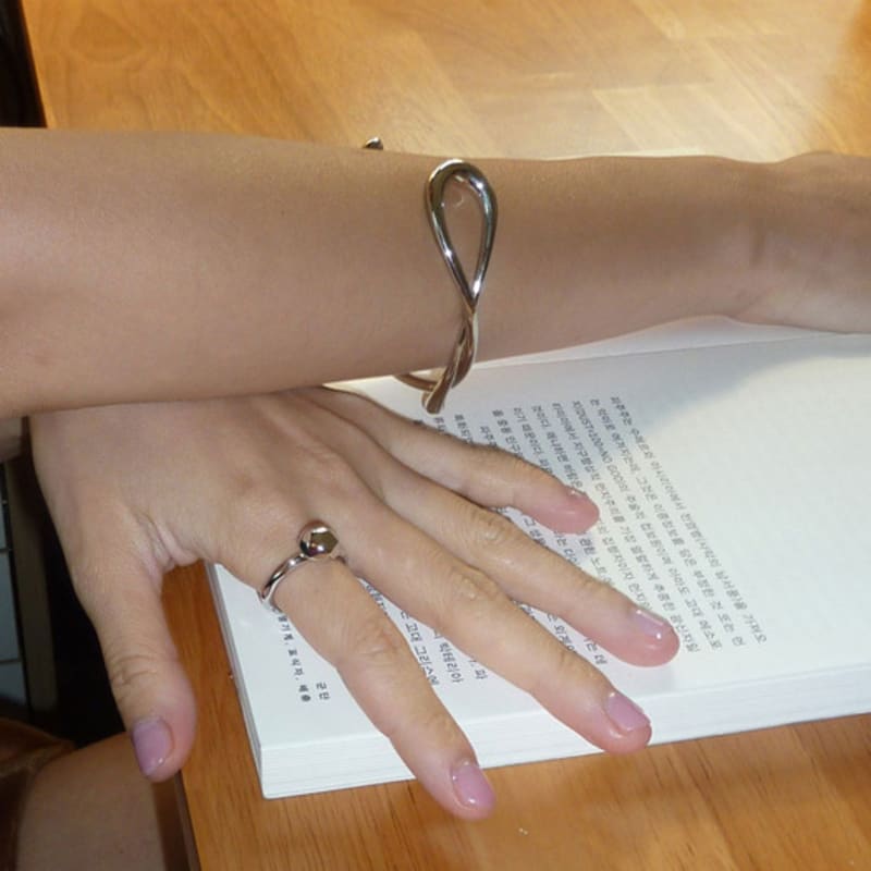 

A BIT MOR TWIST BANGLE GOLD