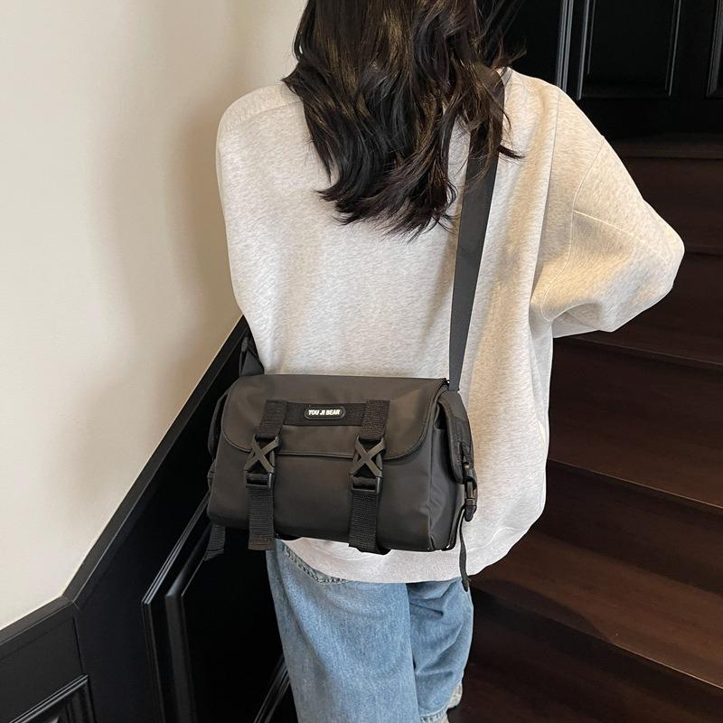 Casual large-capacity tooling wind messenger bag, new fashionable versatile small bag, wide shoulder strap shoulder bag.