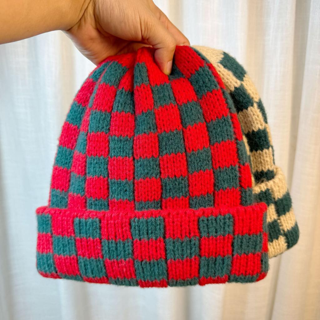 Herbst- und Wintermütze mit kontrastierendem Karomuster, warmem Ohrenschutz und Kälteschutz, Baotou-Mütze im koreanischen Stil, kleine Weihnachtsmütze, die das Gesicht freilässt