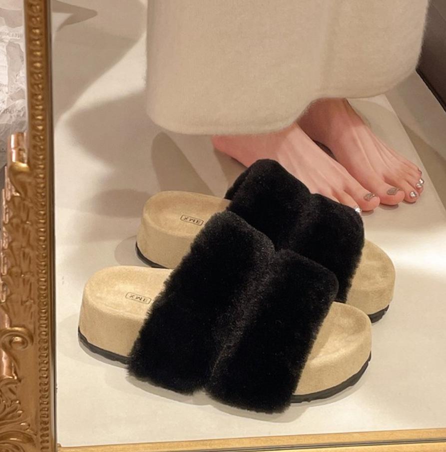 Fashion Women's Thick Bottom Fluffy  Fur Slippers Stylish Simple Elegant Fashion Rubber Slip-On Shoes for Outdoor Wear Open toe Sandal