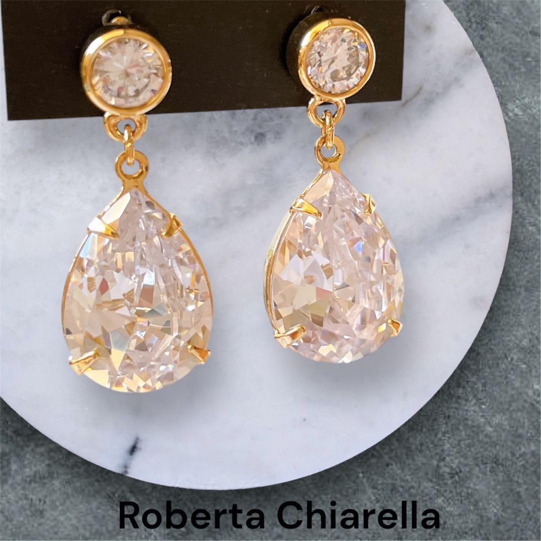 

[USED] Roberta Challela: Perfect for weddings, these dazzling, elegant large drop earrings are 22k gold plated.