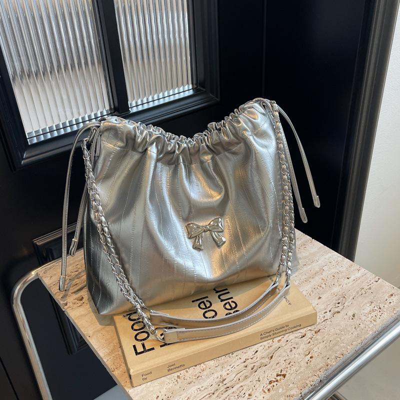 

Large-capacity bucket bag women s 2025 new simple versatile chain shoulder bag texture class commuter tote bag 30*14*23 серебряный