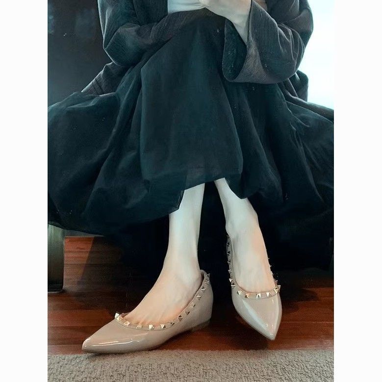 Great to wear~ Nude inner height increase single shoes women's 2025 new pointed flat bottom rivets temperament versatile commuter shoes