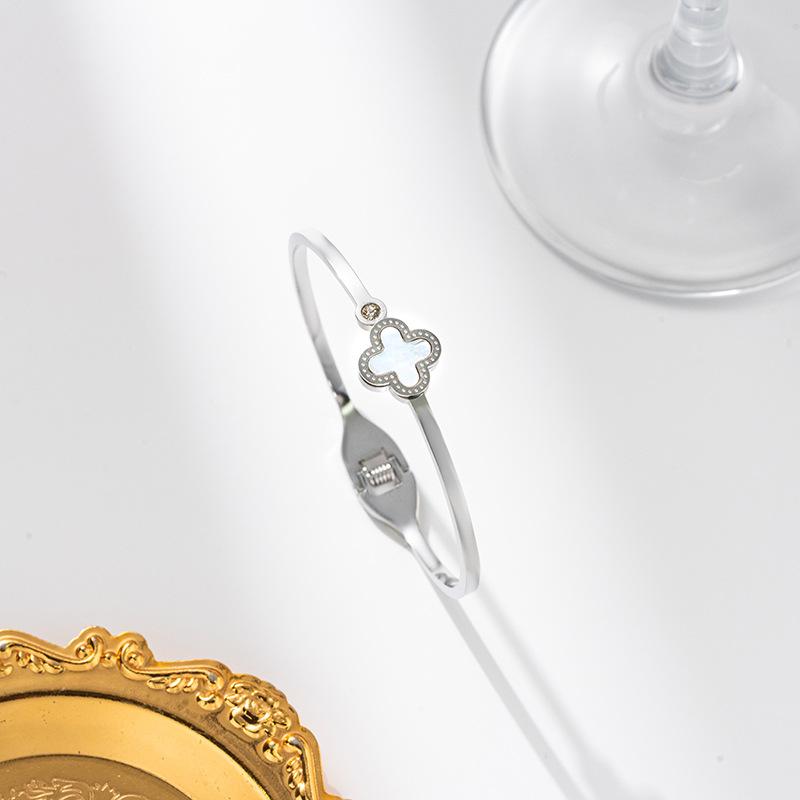 Невыцветающий Браслет из Титановой Стали с Четырехлистником для Женщин Простой и Уникальный Классический Аксессуар