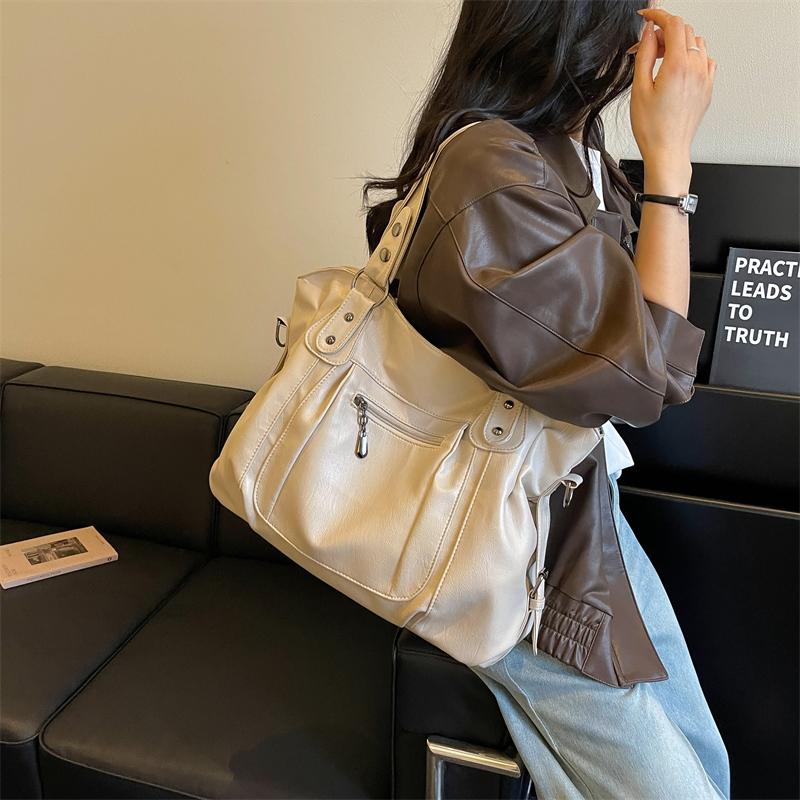 Borsa a Spalla Hobo Morbida in PU Sgualcita con Tracolla Regolabile e Borchie Metalliche Borsa a Mano Casual da Spalla per Donna