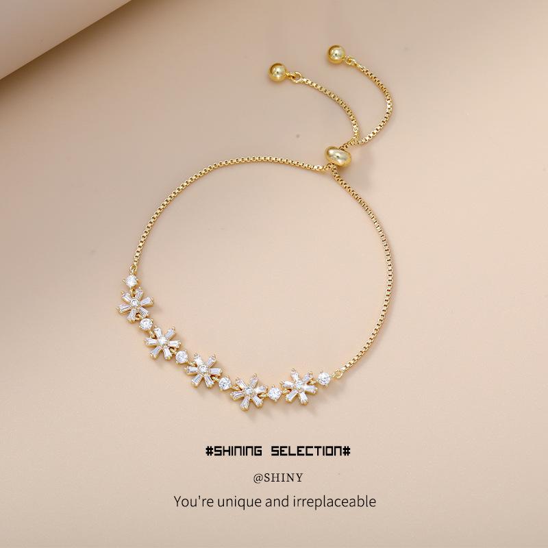 Zircon Snowflake Pull-out Bracelet: Elegant Women's Niche Design