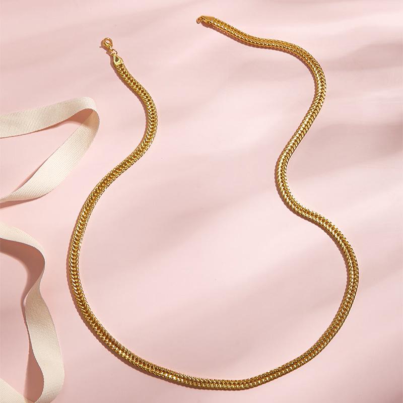 European and American Fashion Twist Snake Bone Chain Necklace золотой