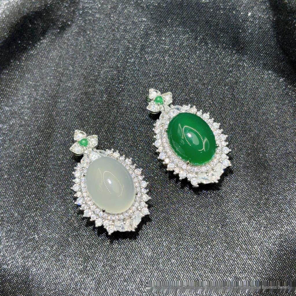 Elegant White and Green Chalcedony Agate Pendant – Luxurious Versatile Design for Women