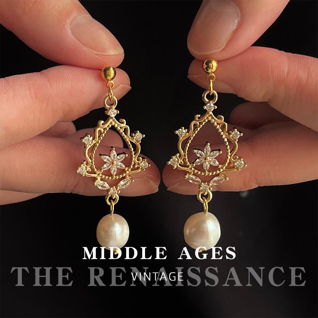 Baroque special-shaped freshwater pearl earrings, retro court style zircon literary earrings.
