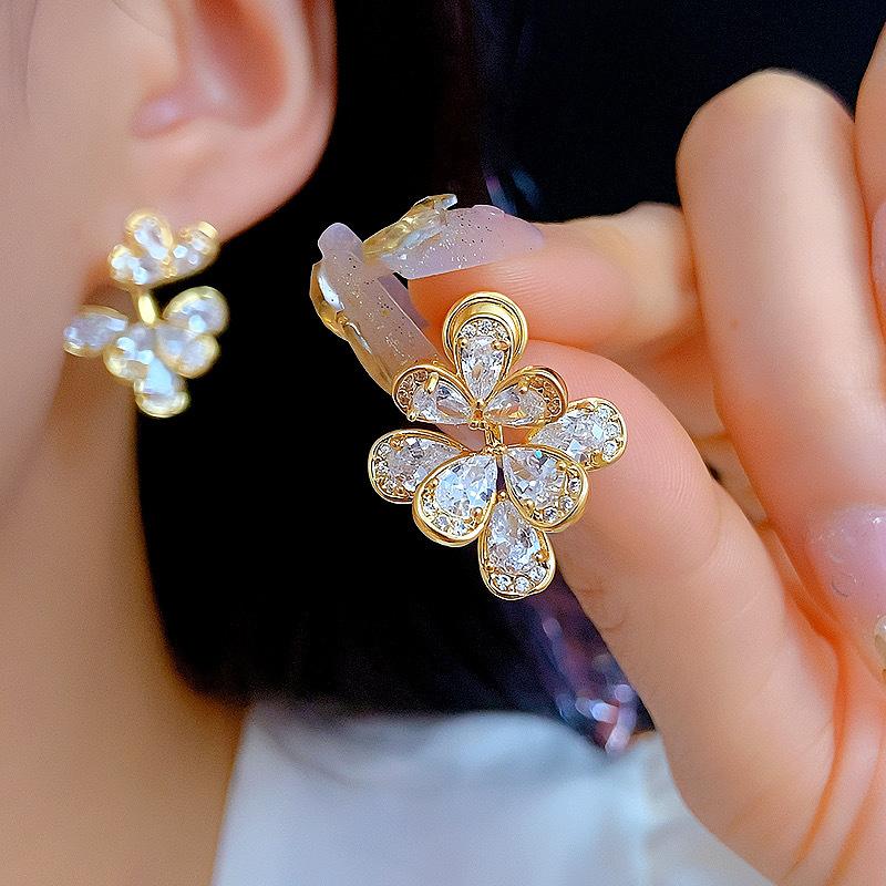 Korean Version Exquisite Light Luxury High-end Full of Rhinestones Flower Temperament Simple Super Sparkling Earrings for Women
