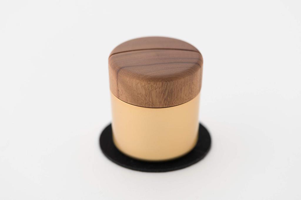 sotto Pictuary cylinder: A Buddhist altar accessory that gently complements your everyday life. Pictuary cylinder memorial box, photo stand (gold)