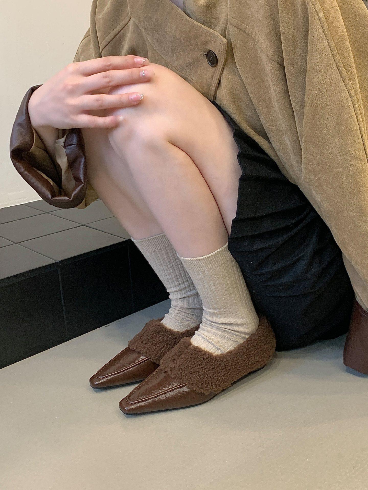 

2025 новая осенне-зимняя шерстяная обувь на плоской подошве с квадратным носком, модные женские одинарные туфли из овечьей шерсти с мелким вырезом 39 темно-коричневого