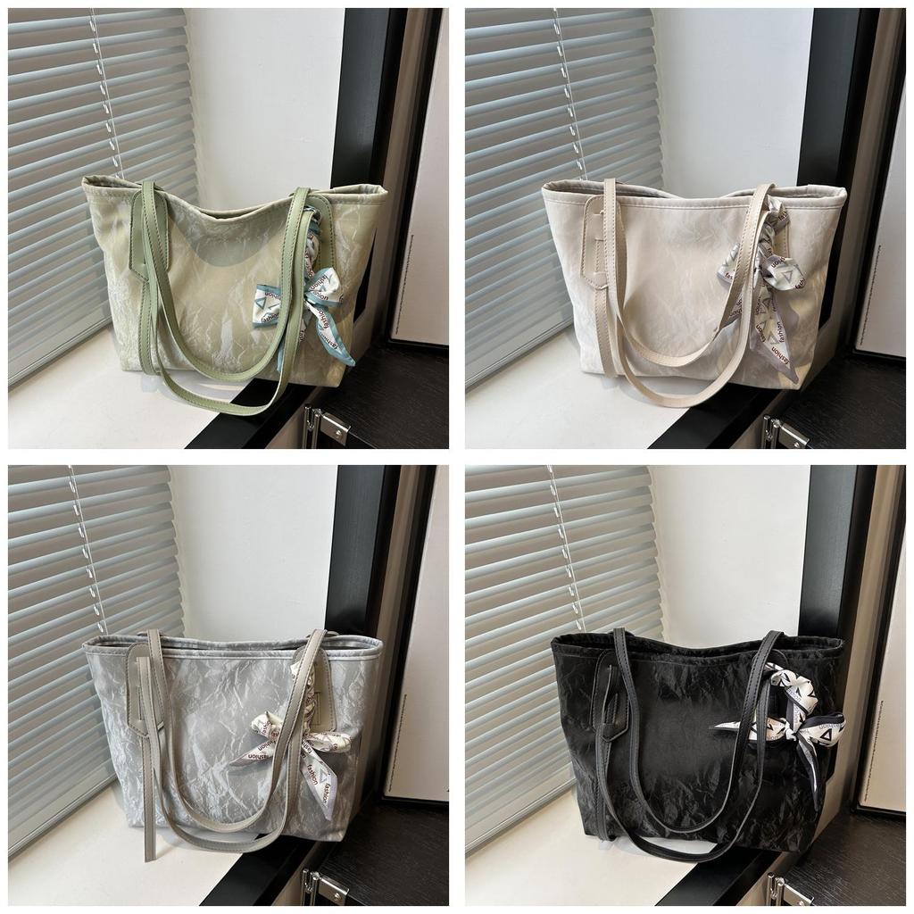 Fashionable City Style Tote Bag With Soft Structure And Interior Card Pockets For Daily Wear