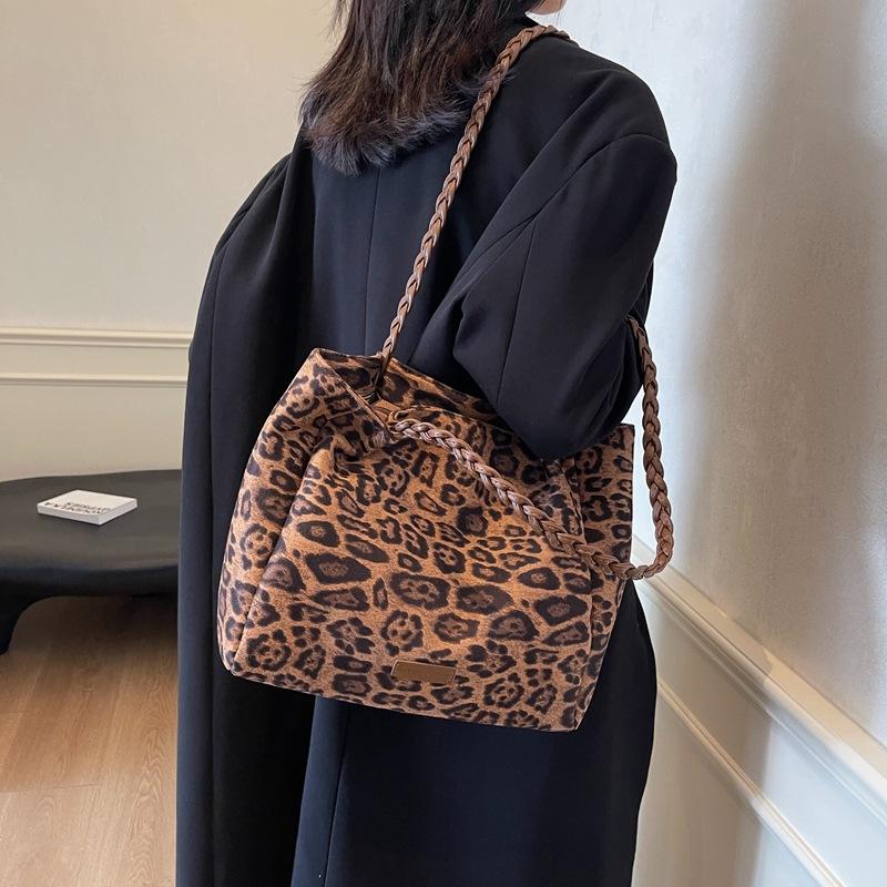 New suede leopard print shoulder bag fashionable and casual large-capacity shoulder bag women's commuter portable tote bag