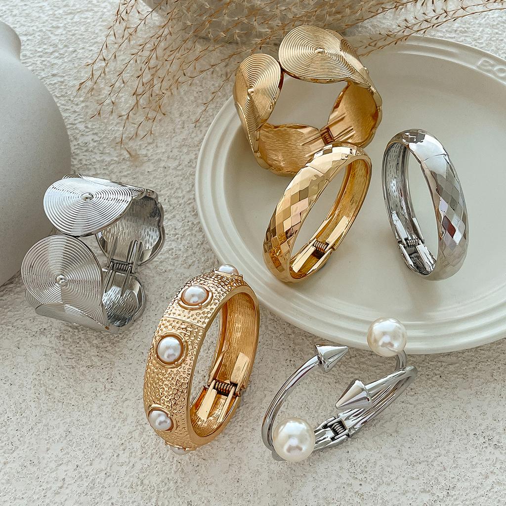 Salircon Aesthetic Design Vintage Geometric Texture Chunky Metal Bangles Women Charm Imitation Pearl Spring Bracelets Jewelry