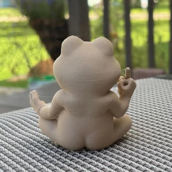 Meditatieve Kikkerbeeldje 3D Geprint Grappige Zen Yoga Kikker Tuinbeeld met Middelvinger voor Bureau Planken Huis Kantoor Terras Decoratie