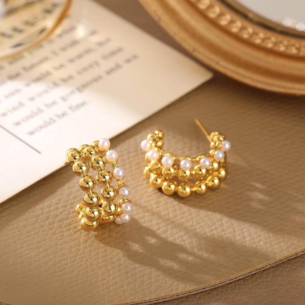 European & American Luxury Pearl Earrings: Niche Hollow Design with Silver Needle, Gold-Plated Copper, Fashionable Temperament Accessories