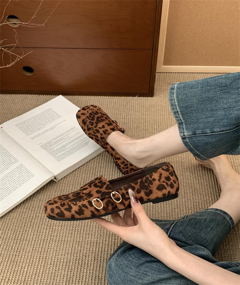 

Ретро коричневые туфли-лоферы с круглым носком из маленькой кожи в британском колледжском стиле 2025 новые женские туфли-одинарки с глубоким вырезом на плоской подошве 39 цветной печати леопарда