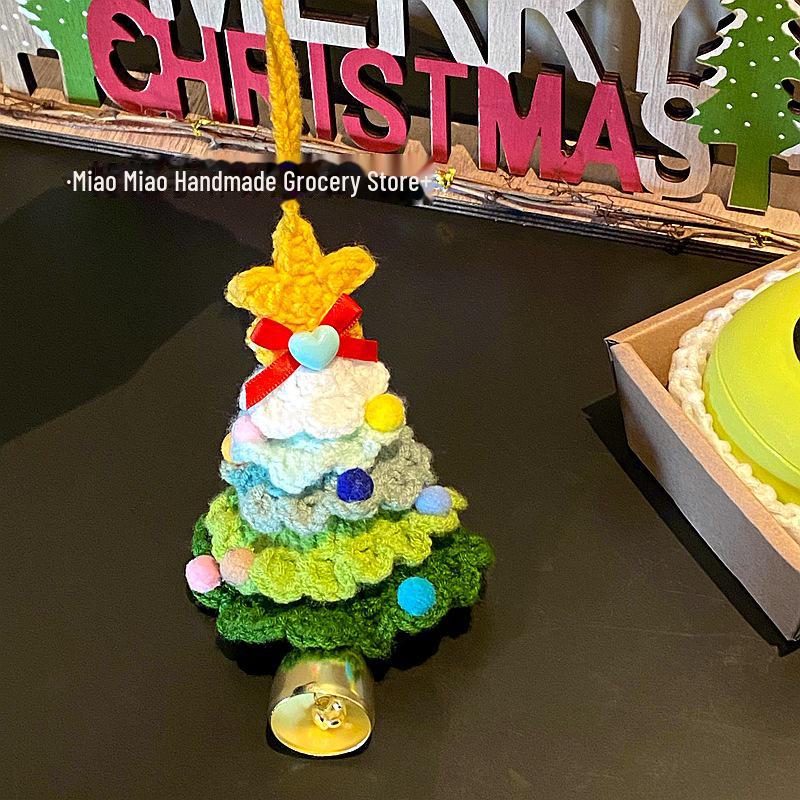 

Подвеска-колокольчик из шерстяной пряжи в виде рождественской елки — праздничный подарок-украшение.