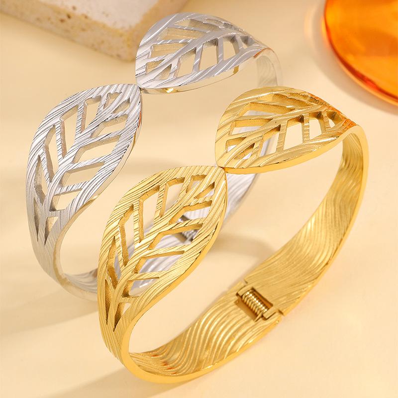 Hollow Leaf Elastic Opening Women's High-end Jewelry Bracelet