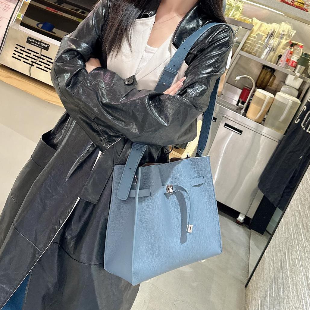 

Сумка-ведро в стиле легкой роскоши женская 2025 новая модная большая вместимость с высоким чувством сумка для поездок нишевая сумка-мессенджер на плечо женская 28x12x31cm синий