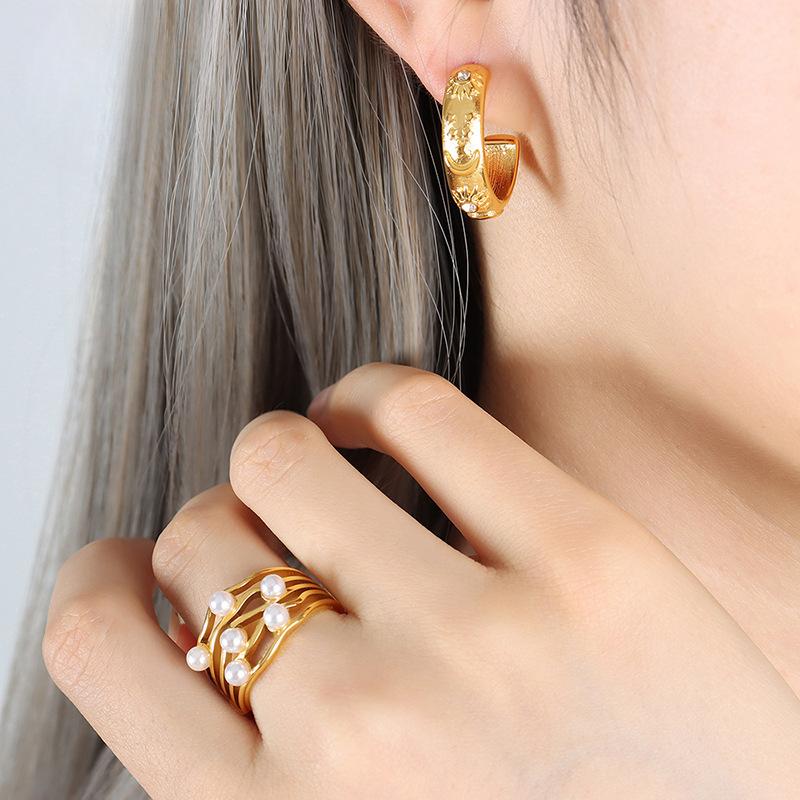 French Court Style Does Not Fade, Elegant Temperament Style, Niche Fashion Bracelet Relief Three-dimensional Earring Set