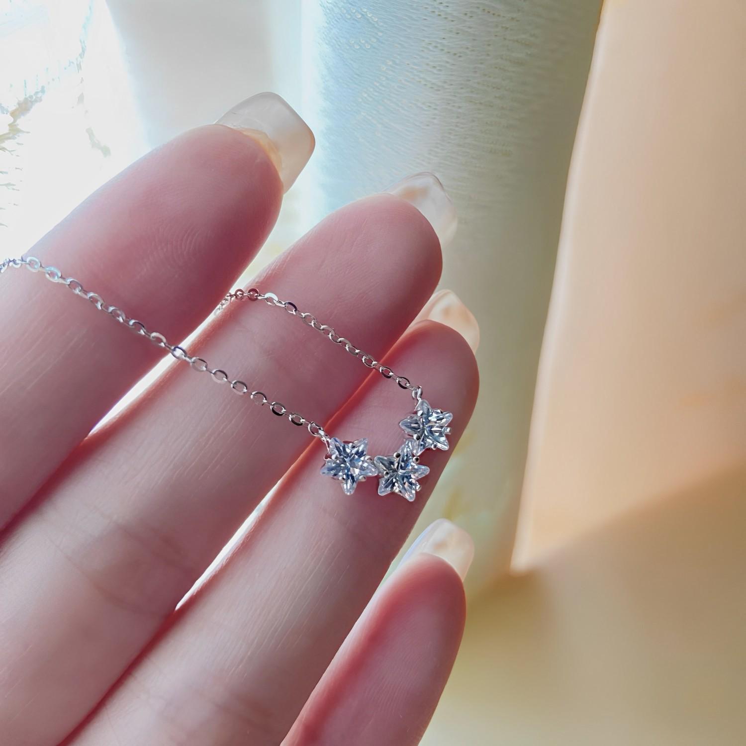 

Exquisite Women s Star Necklace - Luxurious Clavicle Chain Choker, Perfect Gift for Her