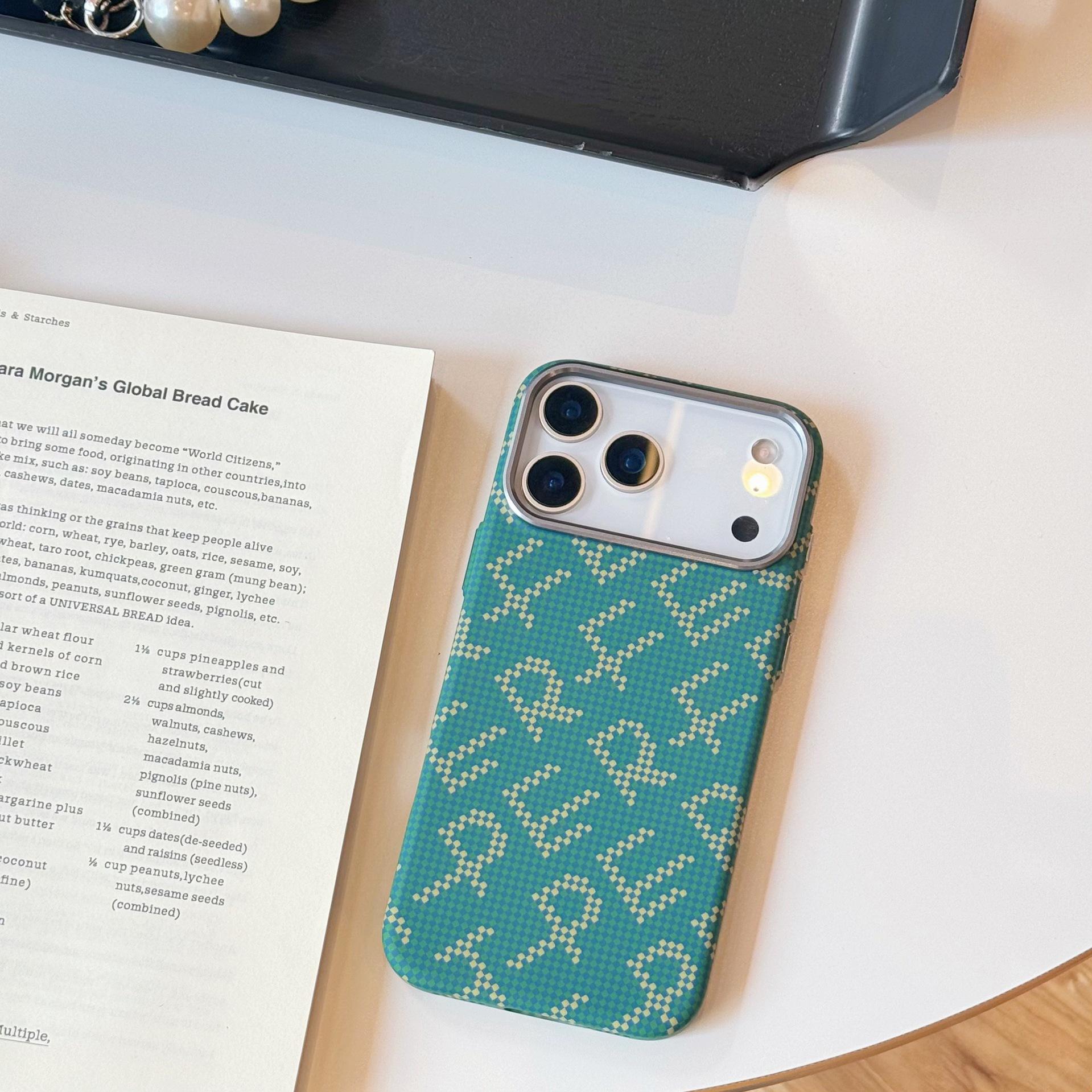 

Применимо к Apple 17 ProMax Чехол для телефона с магнитной присоской с принтом Checked Letter Iphone16 Защитный чехол из углеродного волокна против падений 15 iPhone14promax