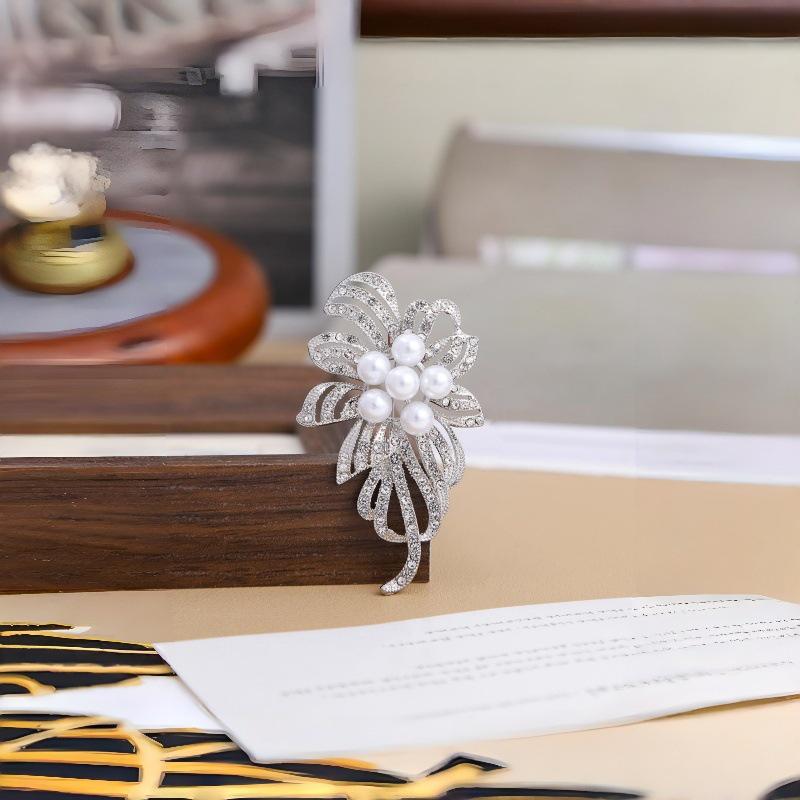 Elegant Diamond & Pearl Flower Brooch Pin - Fashion Statement Lapel Accessory & Anti-Exposure Buckle